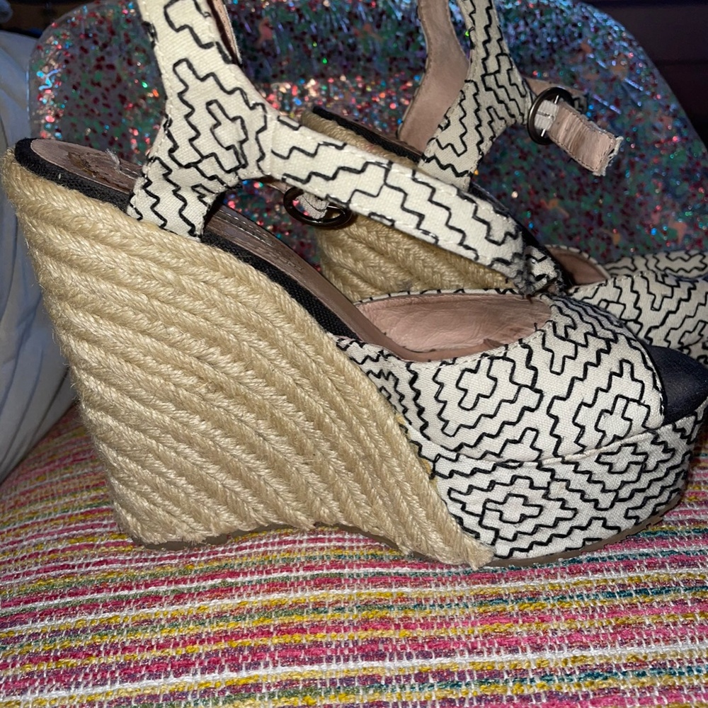 Practically New Charles David, White And Black Pl… - image 8